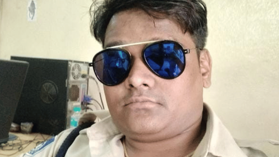 Indore: Under stress from the death of one and a half year old son indore police constable hanged himself