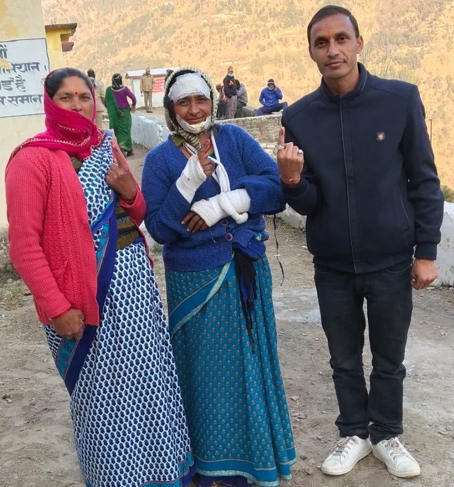 Injured woman voted by walking one and a half km