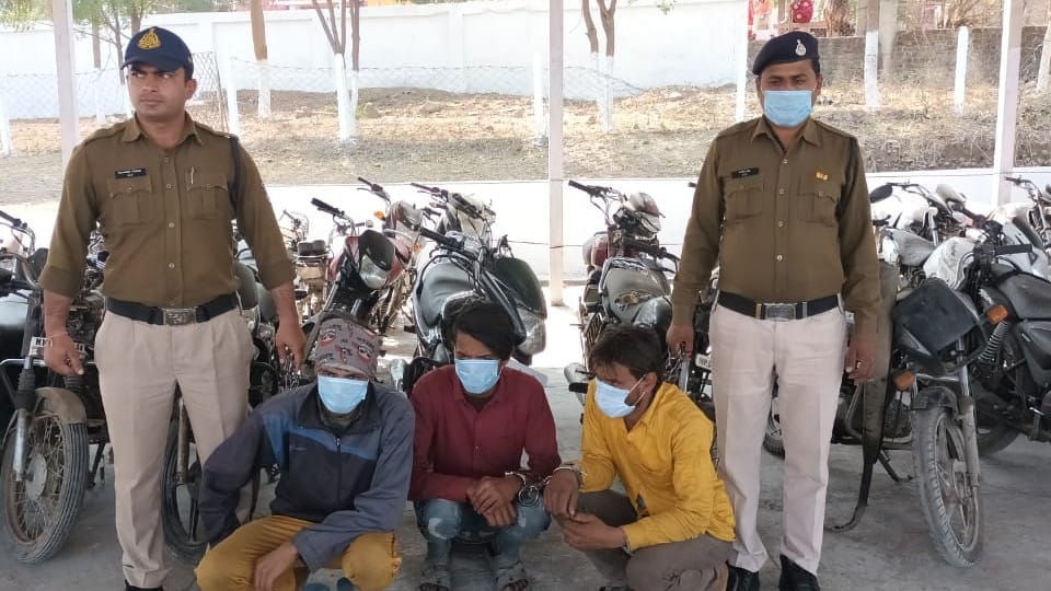 Dewas: Used to steal bikes for smuggling, ran away after seeing checking ... 60 bikes and a tractor recovered, worth Rs 40 lakh