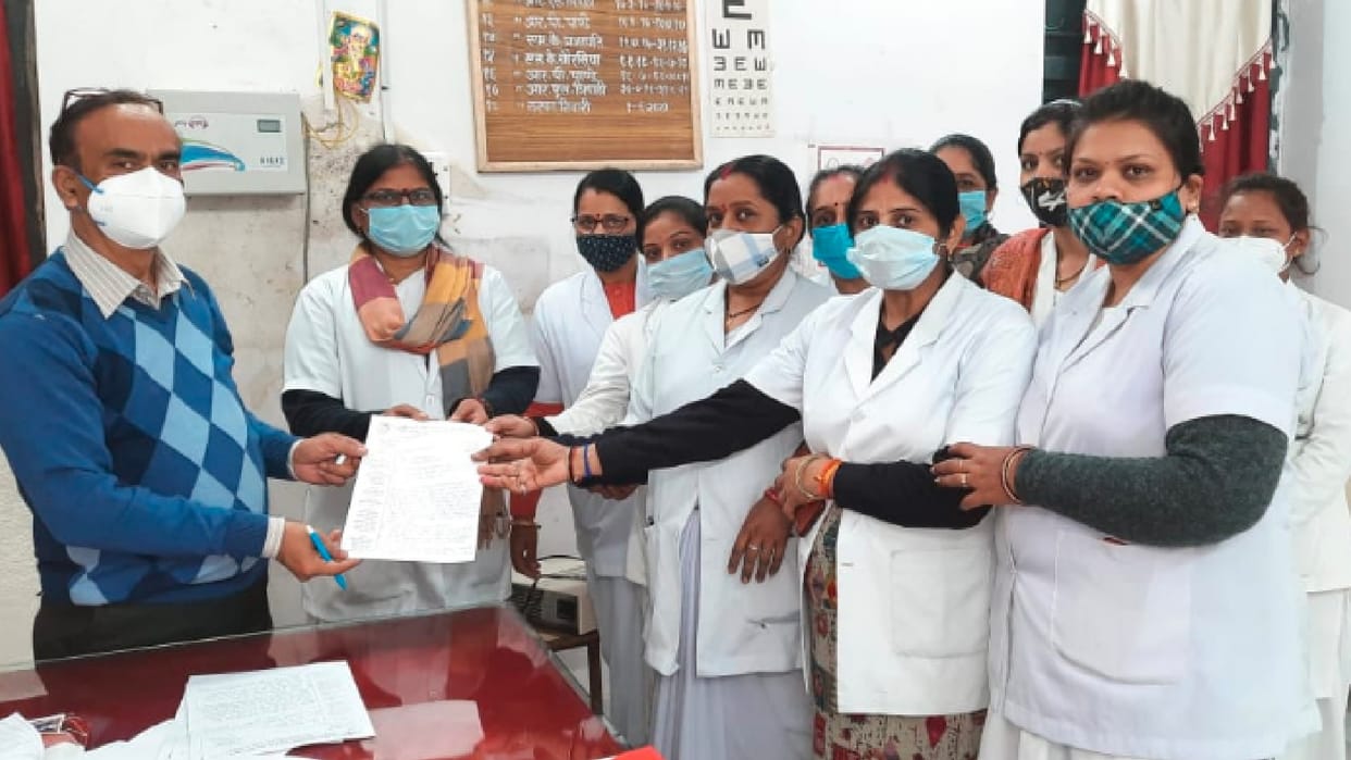 Chhatarpur: Staff submitted memorandum to civil surgeon demanding nursing protection, recently a nurse was murdered in Bhind