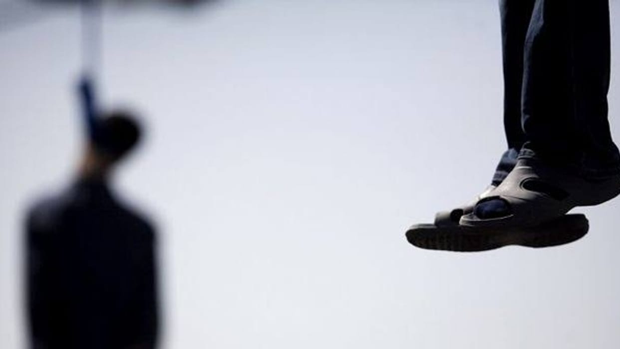 18 years old boy hangs himself after talking to a friend in Bareilly