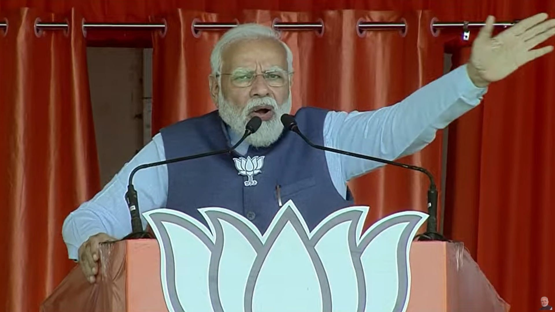 कानपुर देहात में रैली को संबोधित करते प्रधानमंत्री नरेंद्र मोदी।