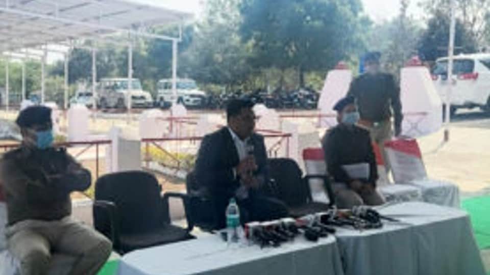 Dewas: Used to steal bikes for smuggling, ran away after seeing checking ... 60 bikes and a tractor recovered, worth Rs 40 lakh