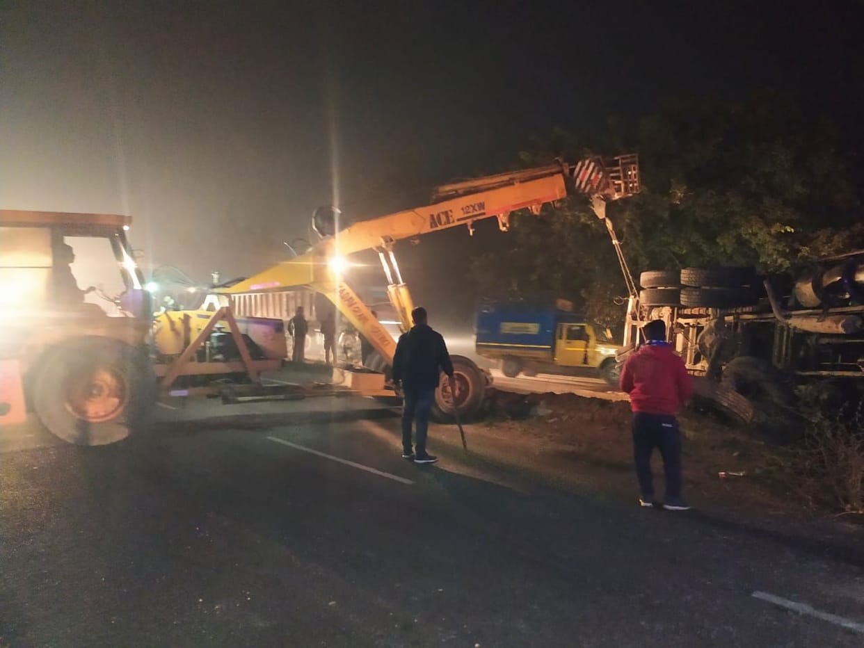 Truck overturned on Kanpur-Lucknow highway, vehicles will ride for six hours