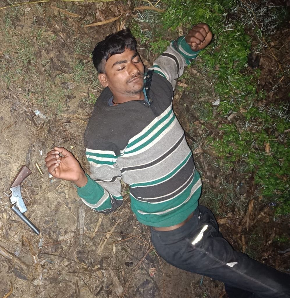 Two prize crooks arrested in encounter
