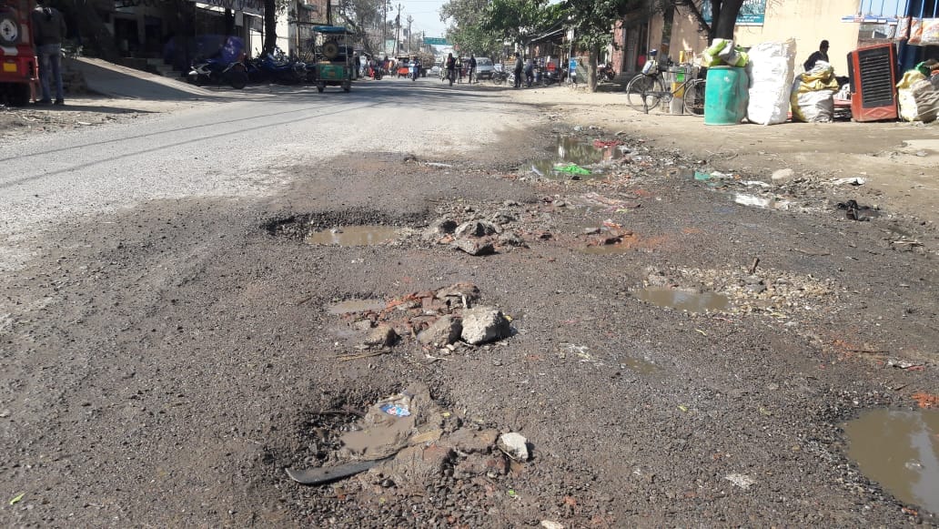 Khatauli-Mirapur road becomes trouble for passers-by