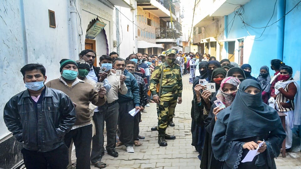 UP Election 2022: 62 percent voting in second phase, fate of half a dozen veterans imprisoned in EVMs