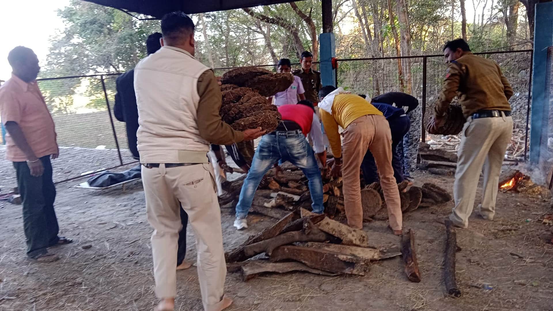 Example of humanity: In Rajgarh, relatives refused to take the dead body of the old man, the police performed the last rites