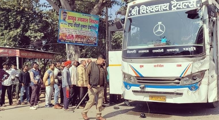 Villagers going to the funeral broke the bus by pelting stones