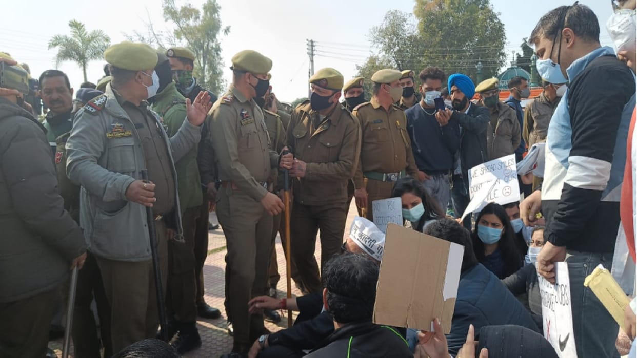 Unemployed dental surgeons demonstrated in Jammu, police detained, demanding permanent employment