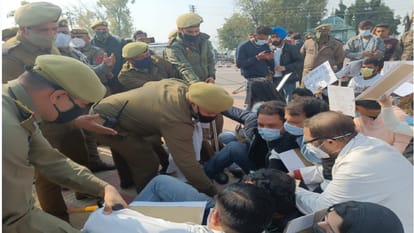 Unemployed dental surgeons demonstrated in Jammu, police detained, demanding permanent employment