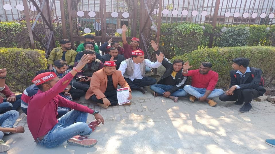 Samajwadi Chhatra Sabha students protest outside the Vice Chancellor residence in Agra