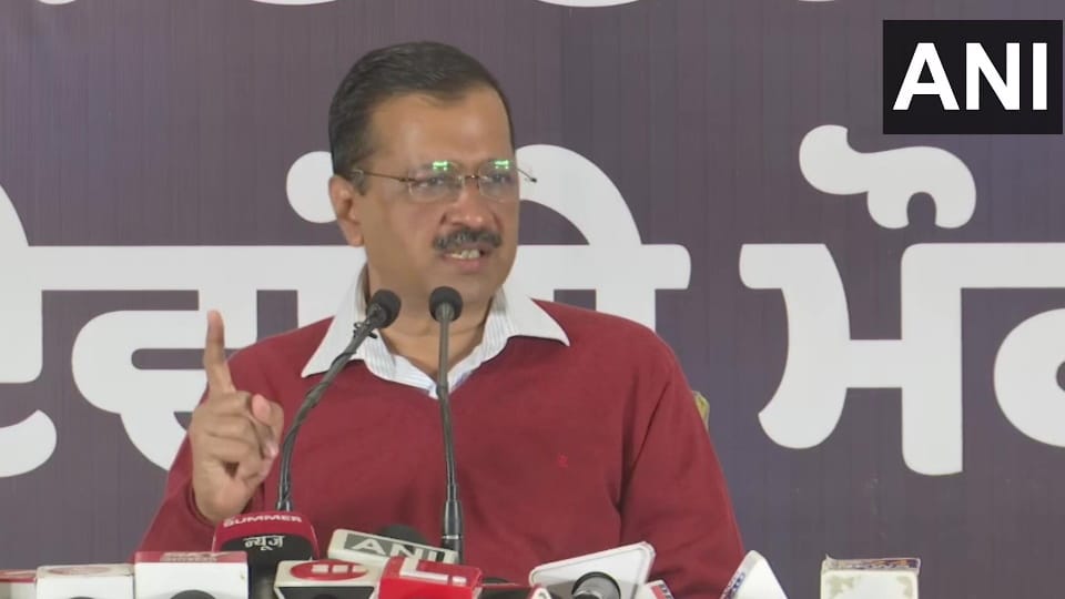 Aam Aadmi Party Convenor Arvind Kejriwal says that There should be no politics on the issue of security of PM