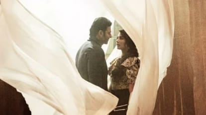 Radhe Shyam romantic Teaser released on Valentine Day 2022 Prabhas proposed Pooja Hegde on his knees