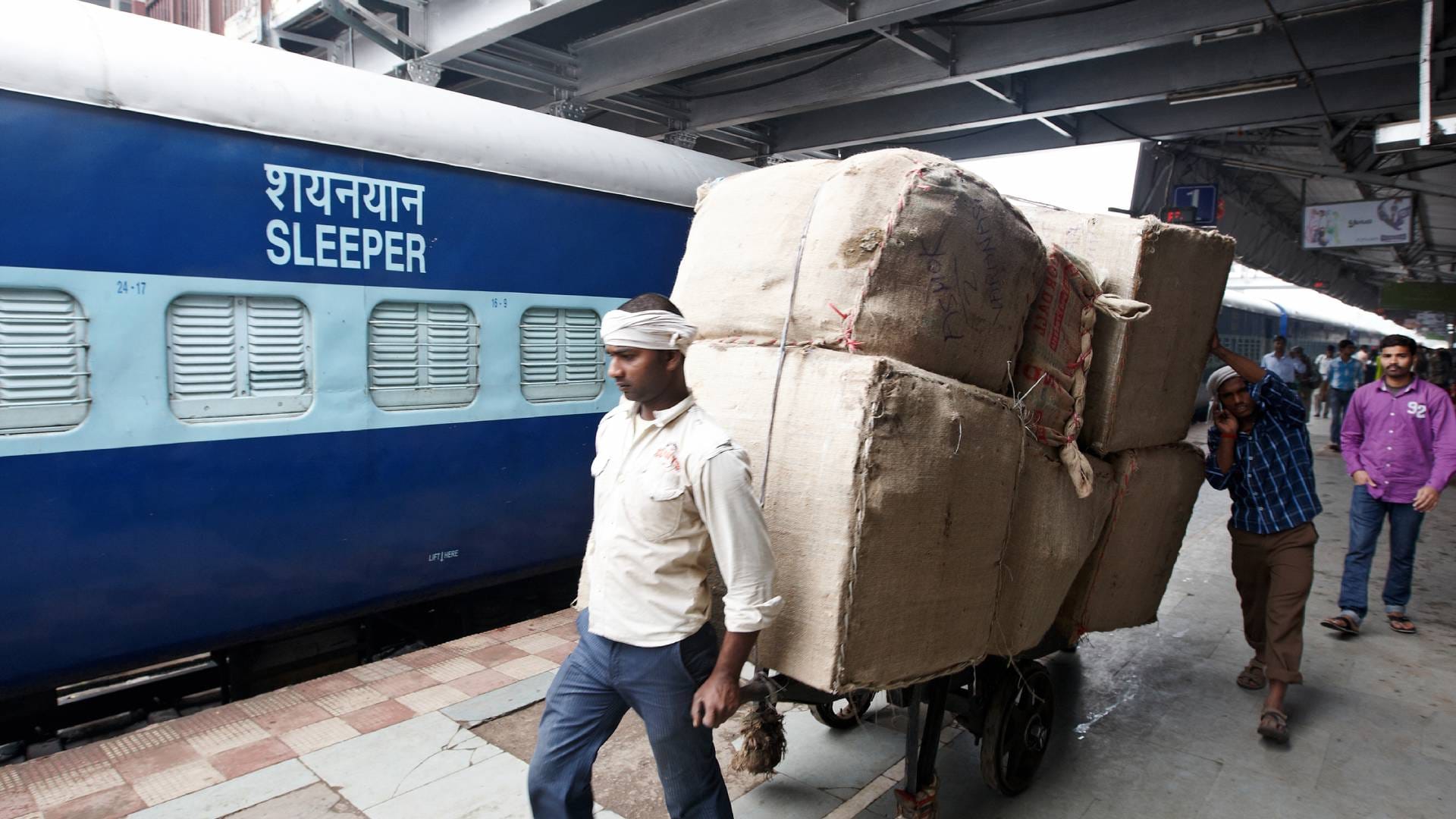 How Much Luggage Is Allowed in Train Know About IRCTC Rules for Luggage News in Hindi