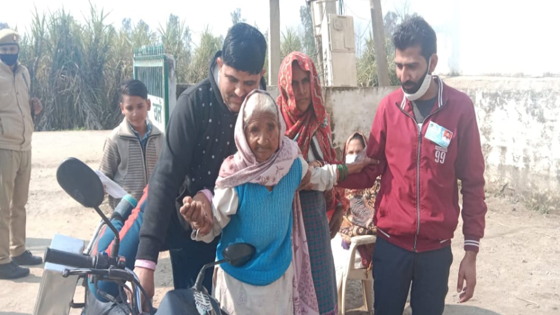 UP Elections 2022 : Voting continue in two district Saharanpur an Bijnor and cast their vote elders including a 100-year-old woman