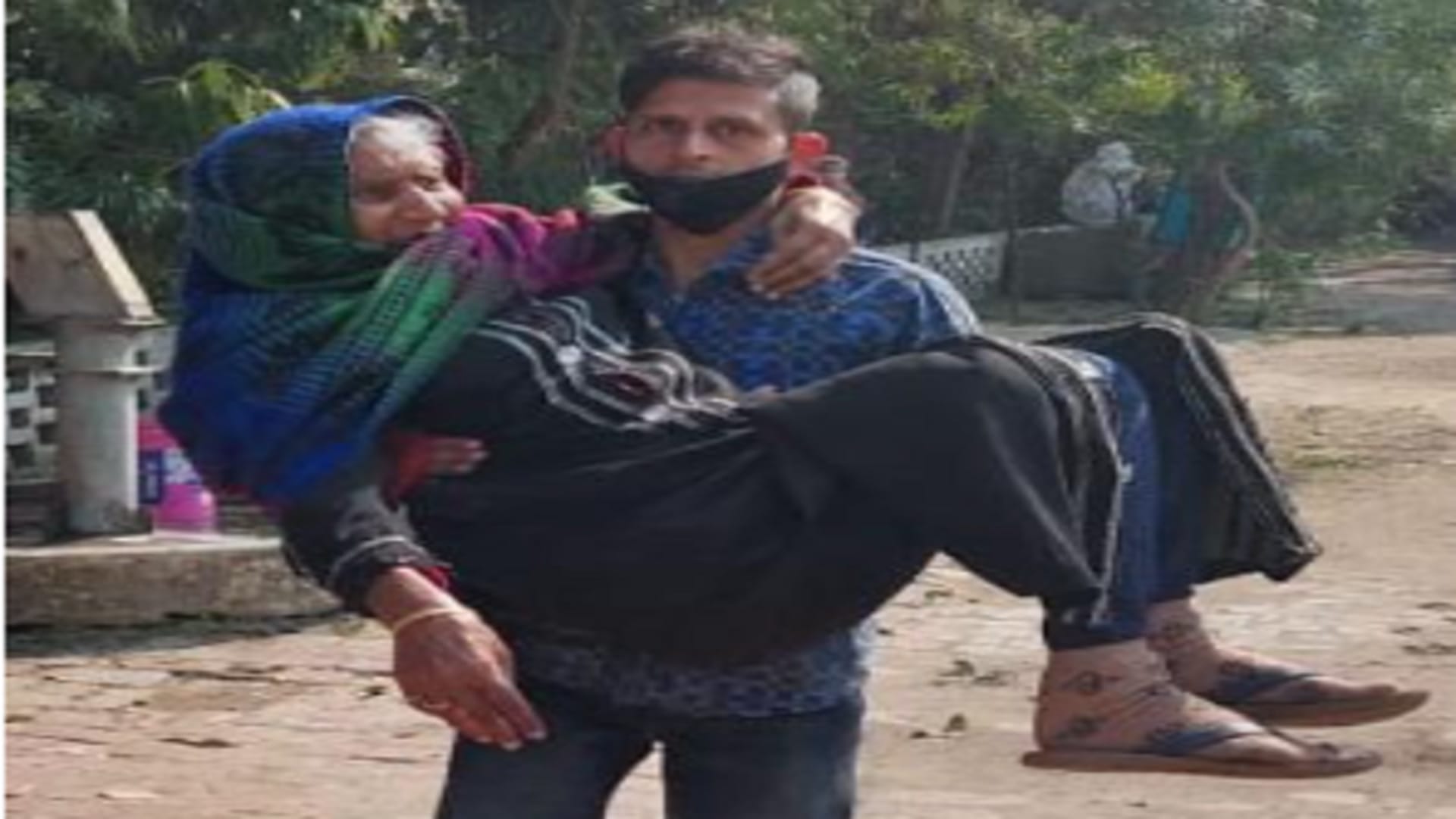 UP Elections 2022 : Voting continue in two district Saharanpur an Bijnor and cast their vote elders including a 100-year-old woman
