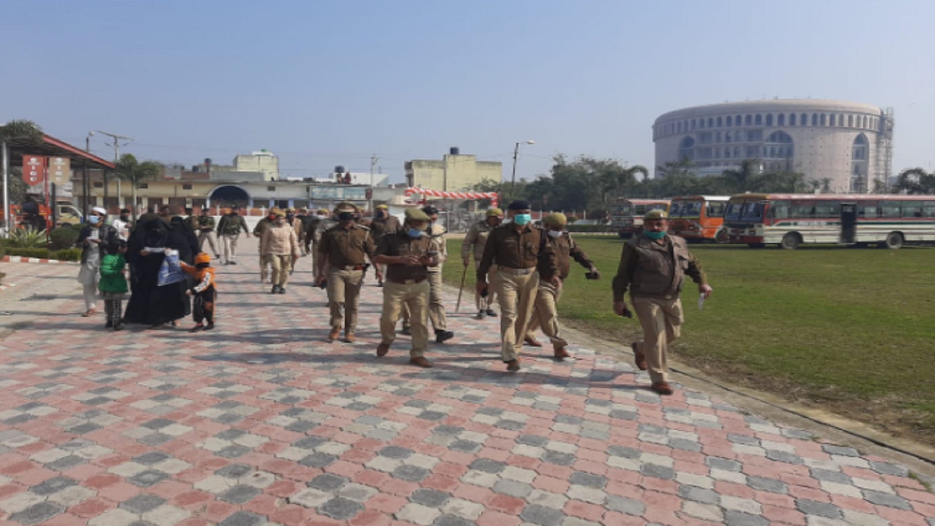 UP Elections 2022 Phase 2 : Fight in BJP and Samajwadi party workers between voting in a center in Saharanpur, see photos