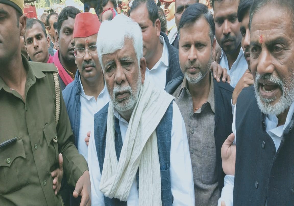 UP Election 2002 varanasi nomination update om prakash rajbhar came for son support one candidate arrived on ambulance see photos