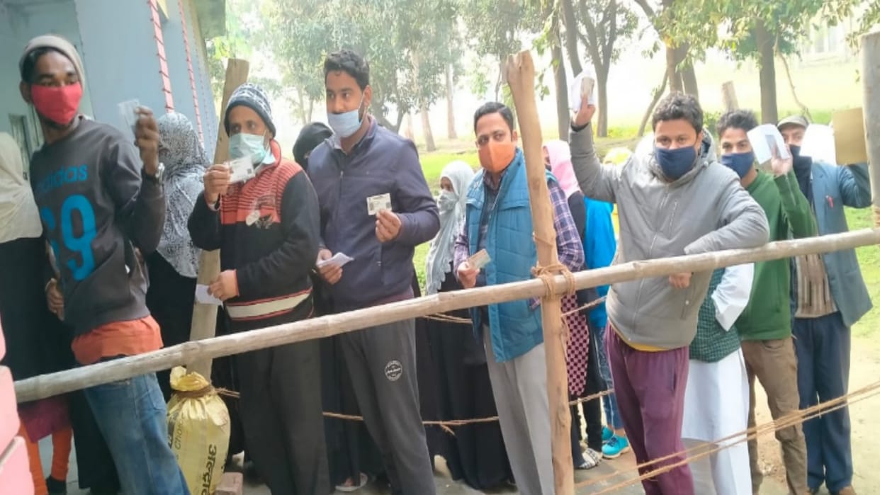 UP Elections 2022 : BJP candidate Kunwar Brijesh Singh threatened BLO for a voting slip in Saharanpur