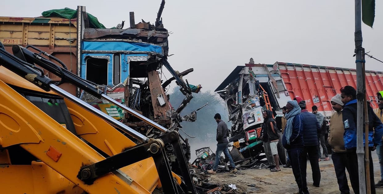 Road Accident in Jaunpur three people injured  including driver after head to head truck collision  Azamgarh Varanasi road jam
