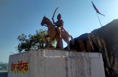 Valentines Day 2022 love story of Lorik and Manjari On Varanasi Shaktinagar road rock was cut with sword