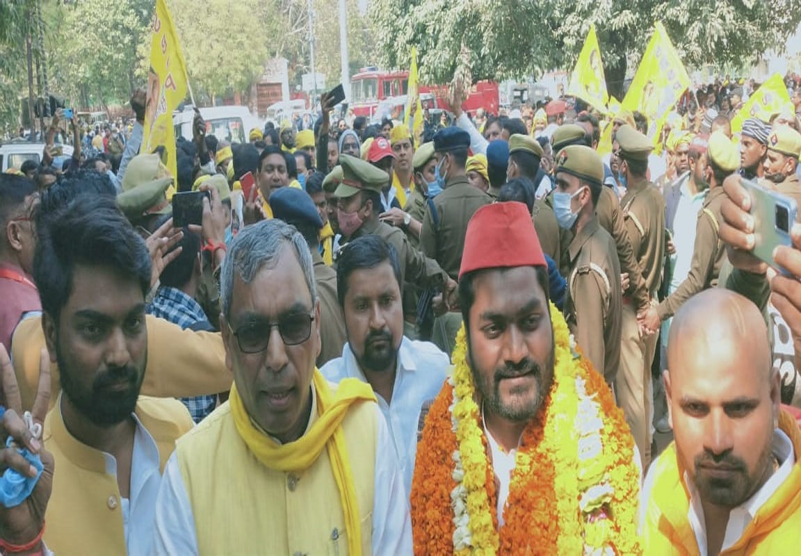 UP Election 2002 varanasi nomination update om prakash rajbhar came for son support one candidate arrived on ambulance see photos