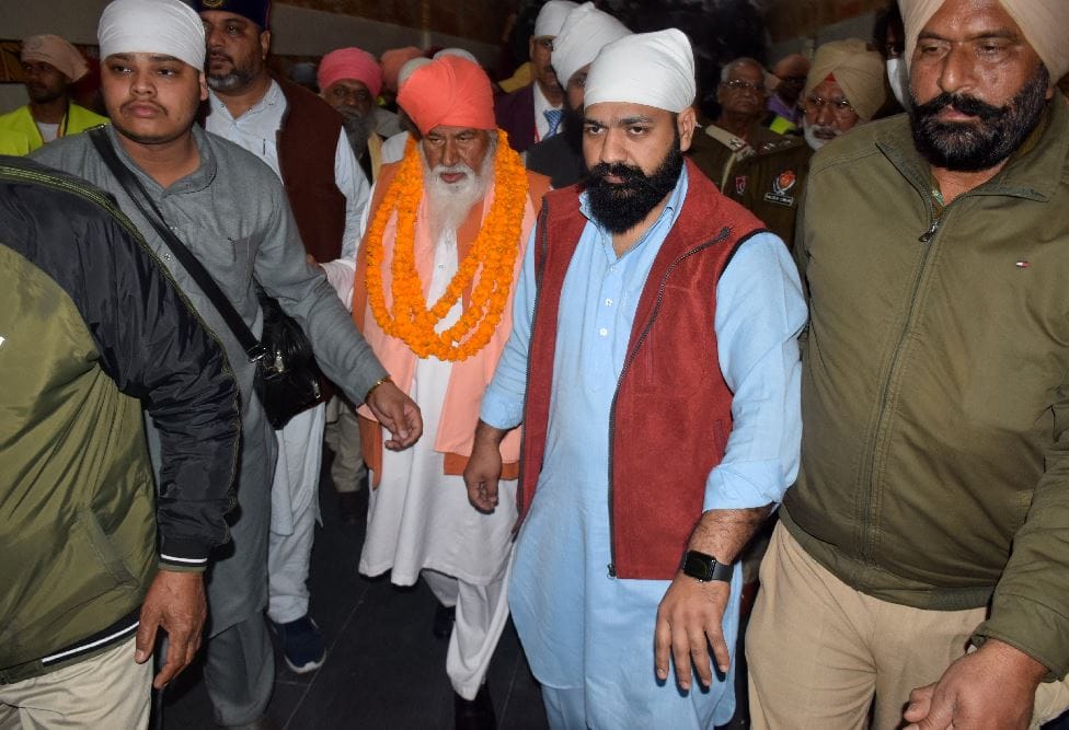 Sant Niranjan Das reached Banaras, welcomed with flowers