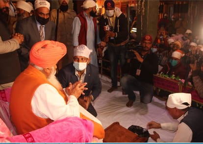 Sant Niranjan Das reached Banaras, welcomed with flowers