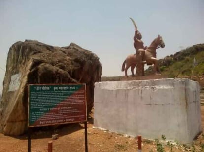 Valentines Day 2022 love story of Lorik and Manjari On Varanasi Shaktinagar road rock was cut with sword