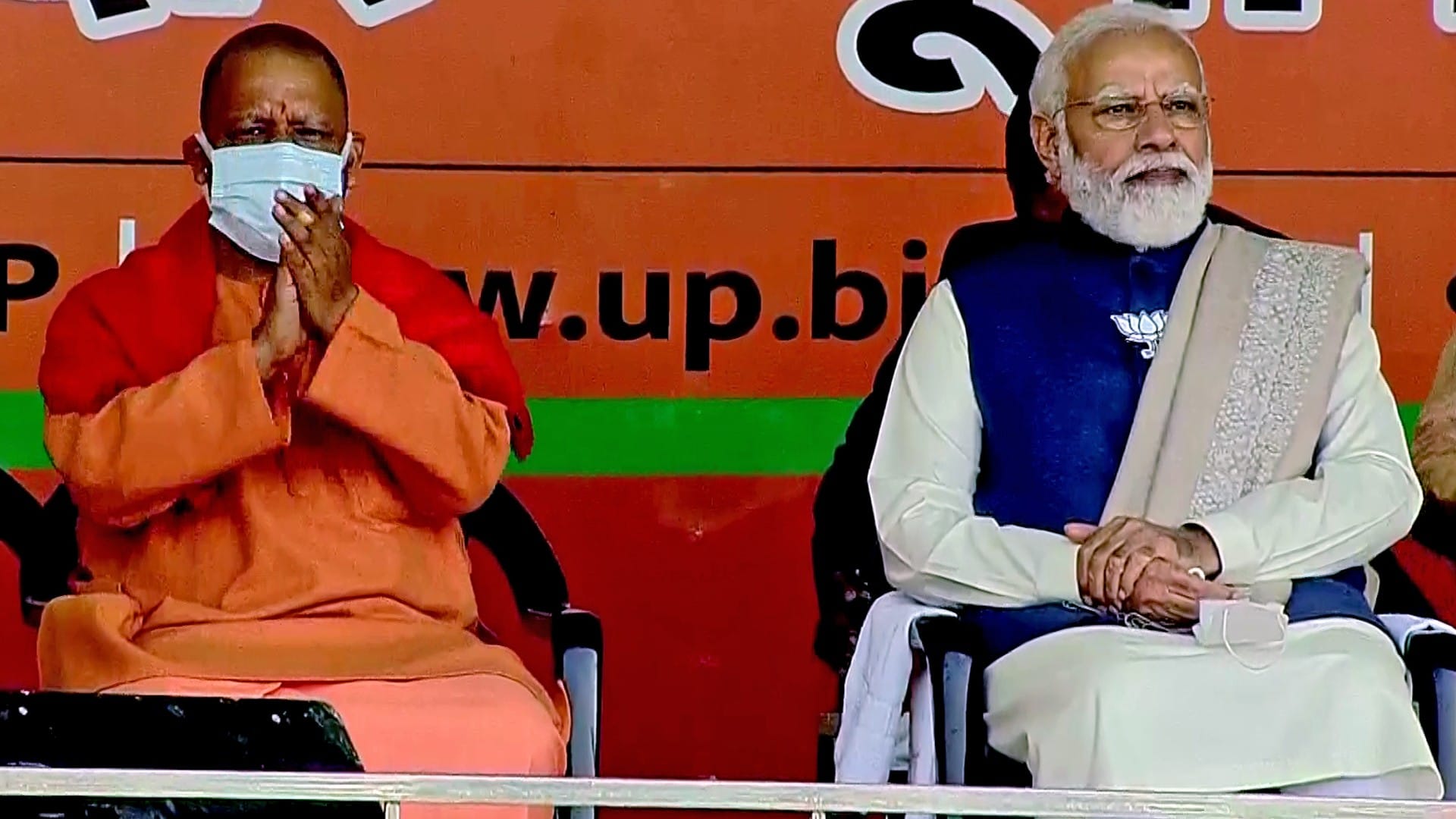 उत्तर प्रदेश के मुख्यमंत्री योगी आदित्यनाथ और प्रधानमंत्री नरेंद्र मोदी।