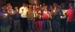 कैंडल जलाकर शहीदों को श्रद्धांजलि देते लोग। संवाद