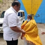 वार्डन का स्वागत करते विधायक