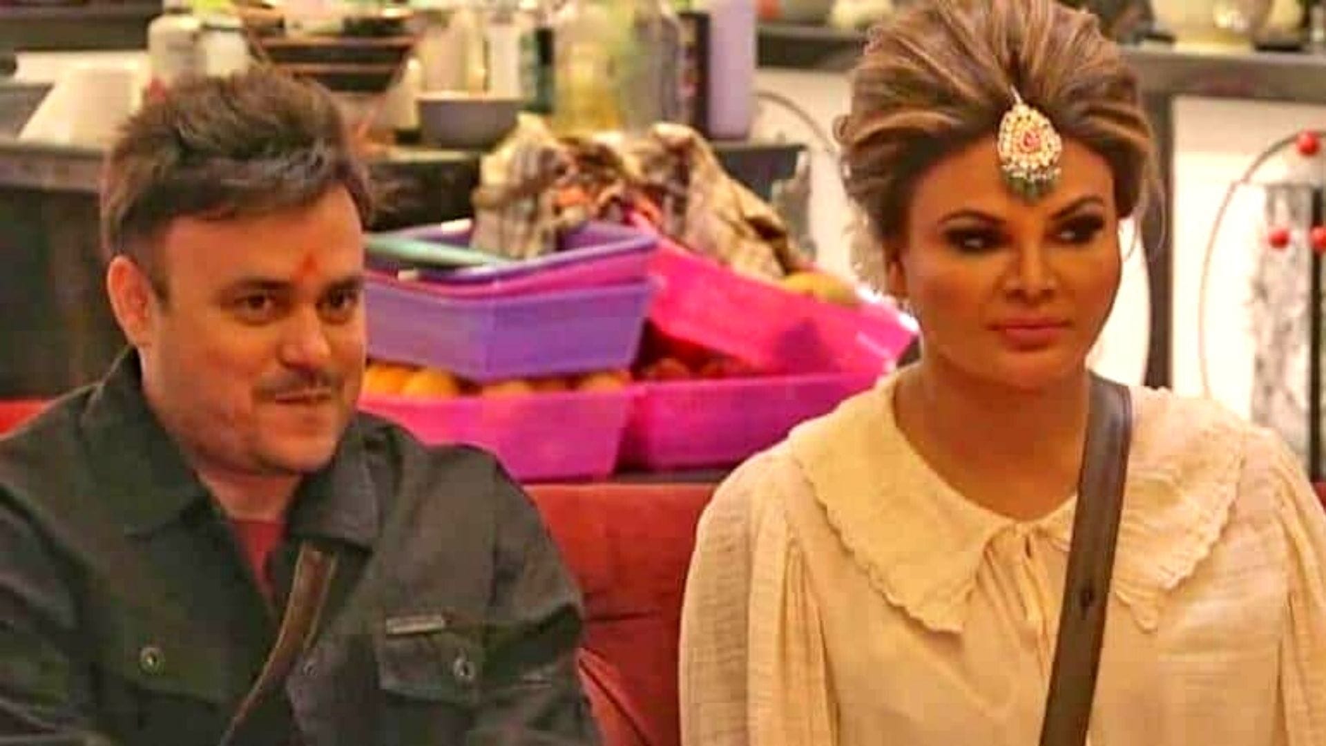 Video: social media Users shared the rakhi sawant mehandi photos actress said i wept when i put mehandi for ritesh