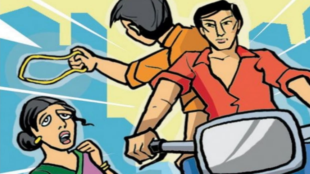 Thieves took away jewelry from woman on pretext of avoiding danger