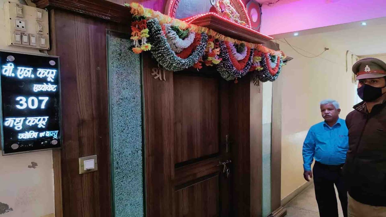 Kanpur: Lakhs looted by killing old woman in apartment