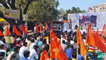 Dewas: ABVP burns effigy of Tamil Nadu government, protests demanding justice in student's suicide case