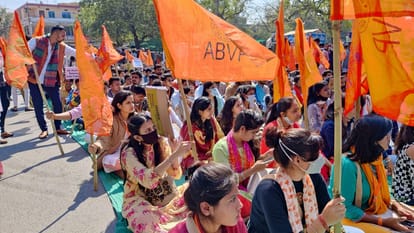 Dewas: ABVP burns effigy of Tamil Nadu government, protests demanding justice in student's suicide case