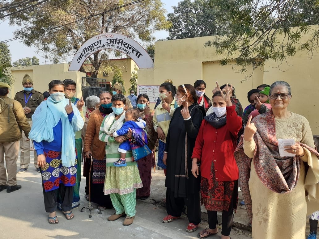 1832357 voters of the district cast their vote
