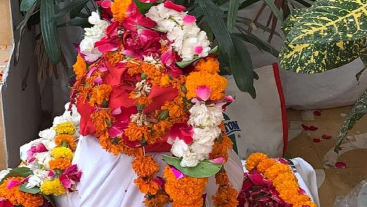 Valentine Day 90 years old man living life with wife ashes for 32 years
