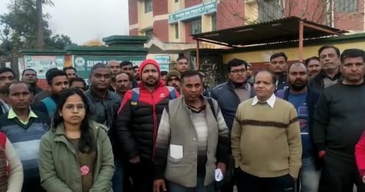 Employees created ruckus for not getting facilities and honorarium