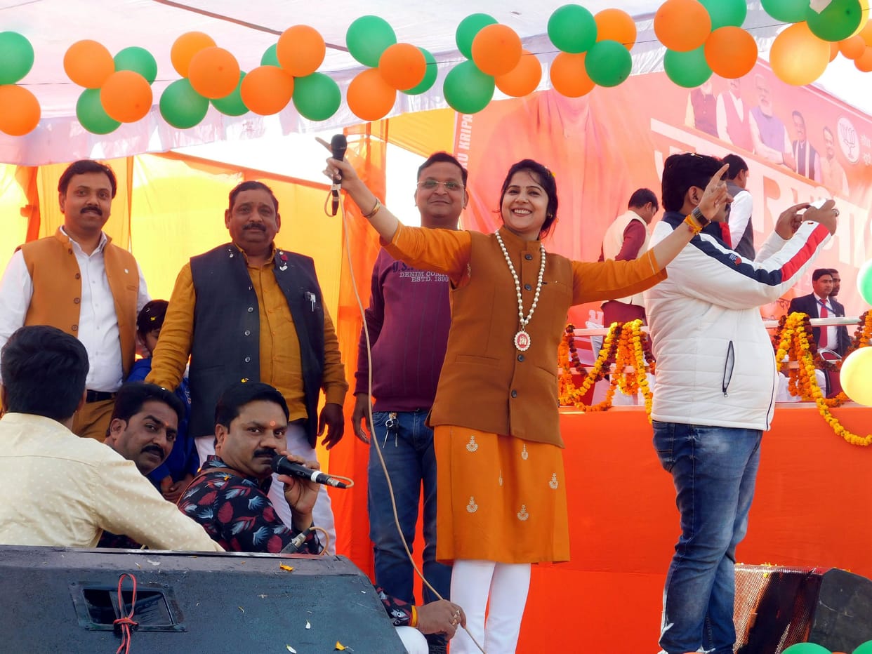 Hathras: Bhajans of Bareilly's bhajan singer Anjali tied the knot