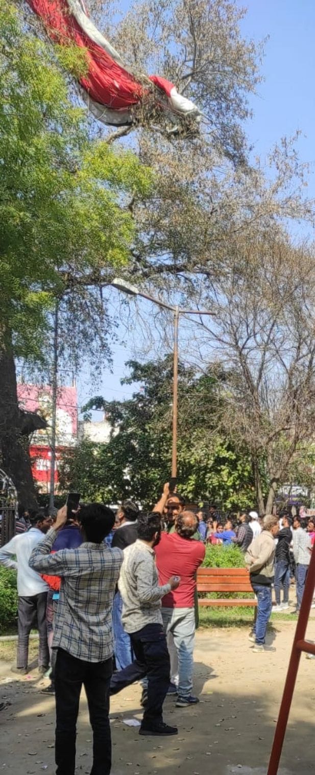 Paraglider kept flying in the city without permission, if it crashed, the officers woke up