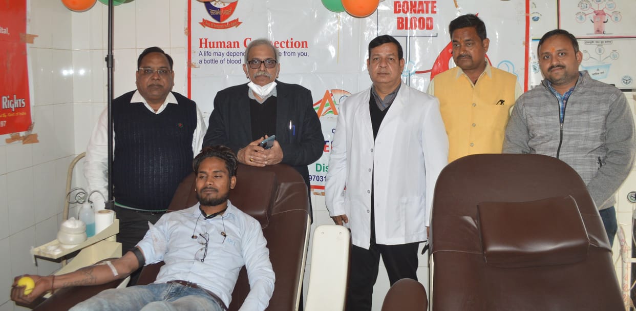 Hathras: Couples donated blood by expressing love