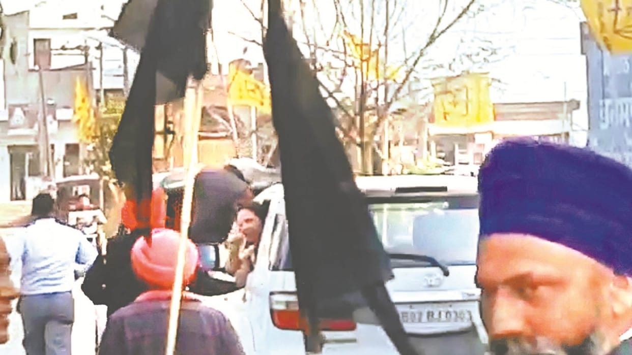 People showed black flags to Navjot Kaur Sidhu in a village in Amritsar