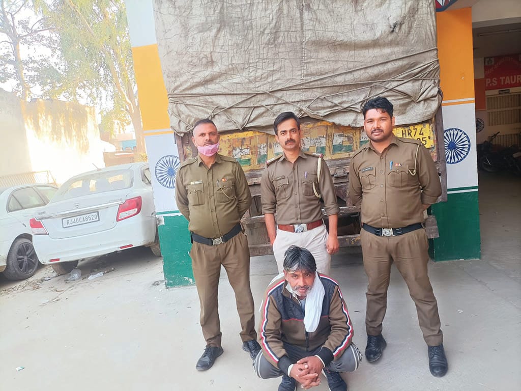 Driver arrested with 300 bags of manure, accused could not present bills and papers