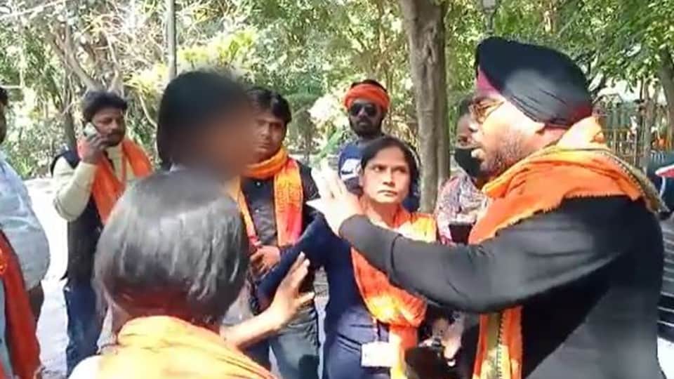 Rashtriya Bajrang Dal workers assaulted the young man and girl on Valentine's Day in Agra