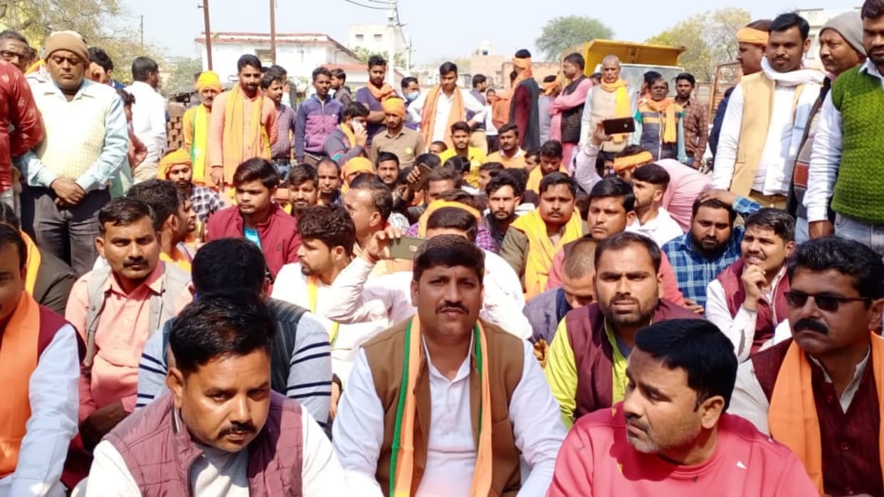 Clash between samajwadi party and BJP workers in Gonda.