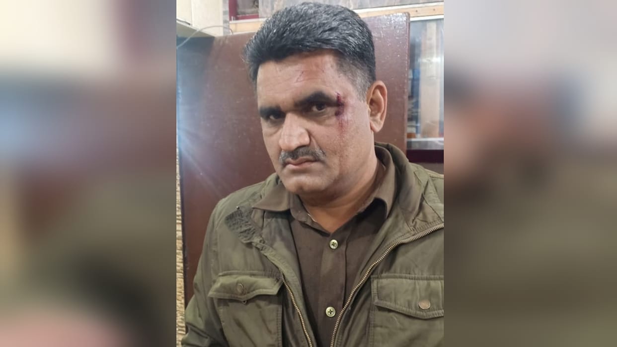 Ghaziabad Muradnagar inspector beaten after reaching on accident spot badly injured know reason