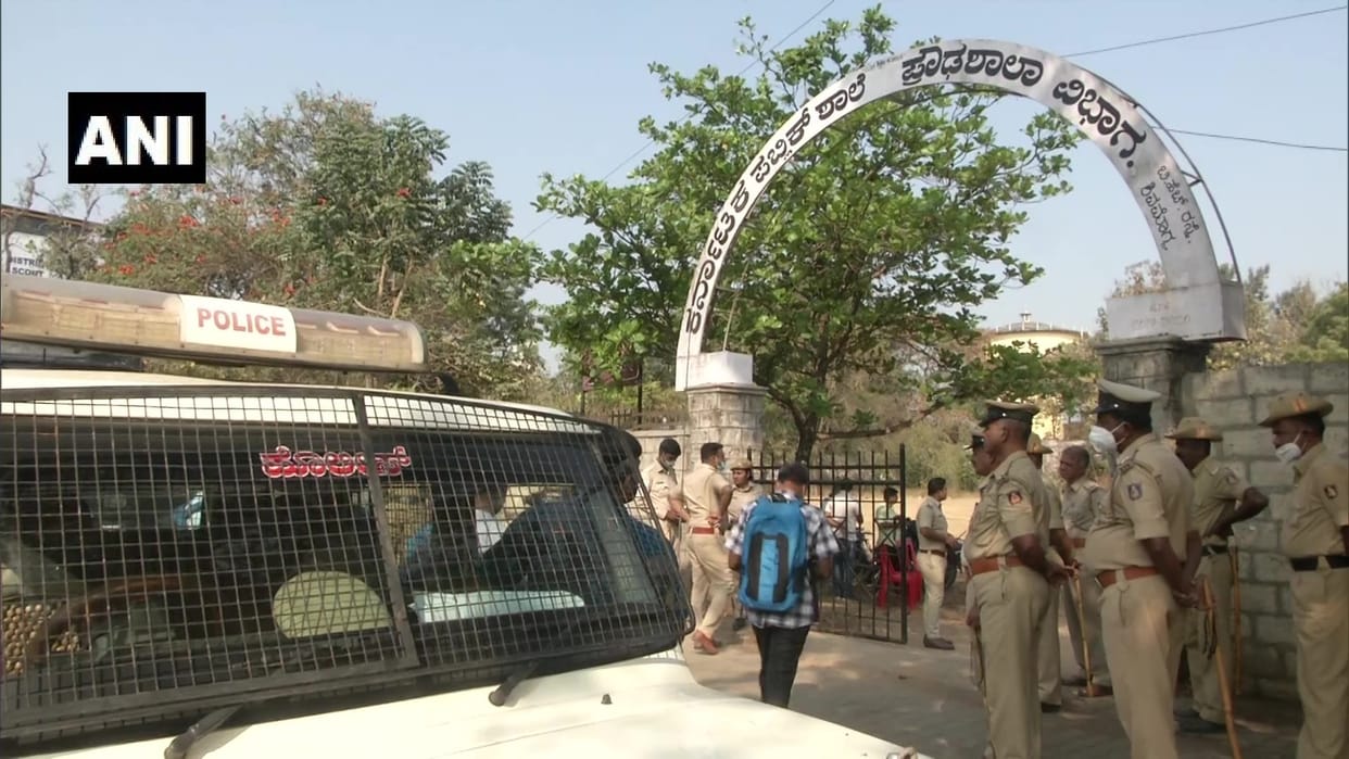 Karnataka Hijab Controversy Row LIVE Updates Karnataka High Court Hearing Updates in hindi